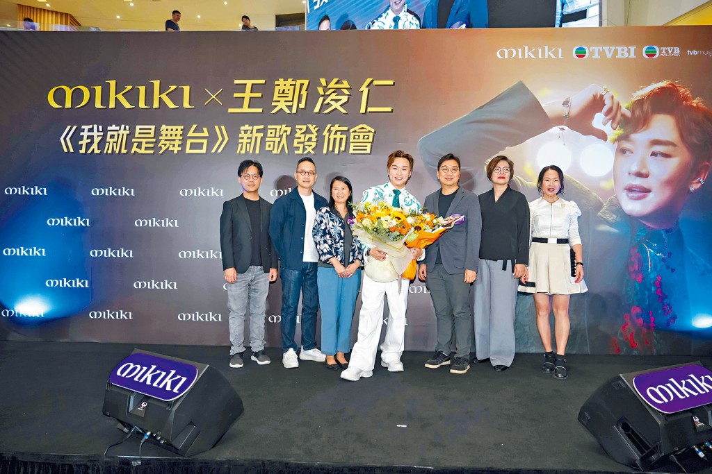 Rax與新鴻基地產(銷售及租賃)代理有限公司董事鍾秀蓮小姐(左三)及其他嘉賓合照留念。