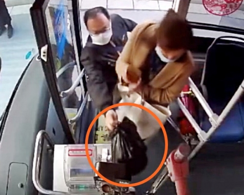 鄭州一位巴士乘客一上車即豪贈120個口罩作謝禮。網圖