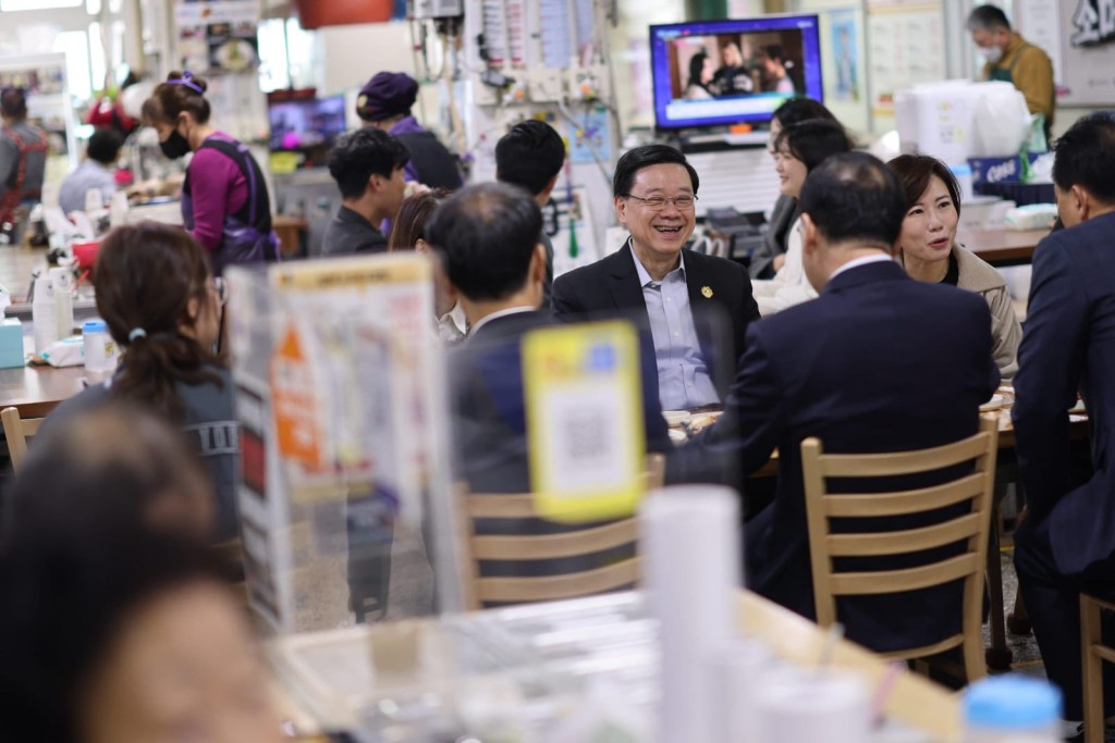 李家超與慶州市市長朱洛榮一起共晉早餐。李家超fb圖片 李家超與慶州市市長朱洛榮一起共晉早餐。李家超fb圖片