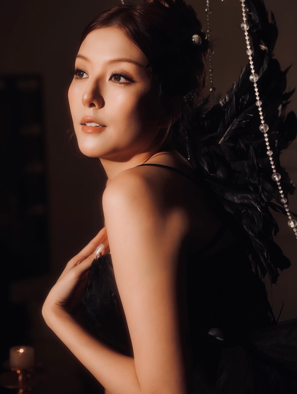 陳嘉桓近年愈發成熟,完美駕馭這次的暗黑性感風格。 陳嘉桓近年愈發成熟,完美駕馭這次的暗黑性感風格。