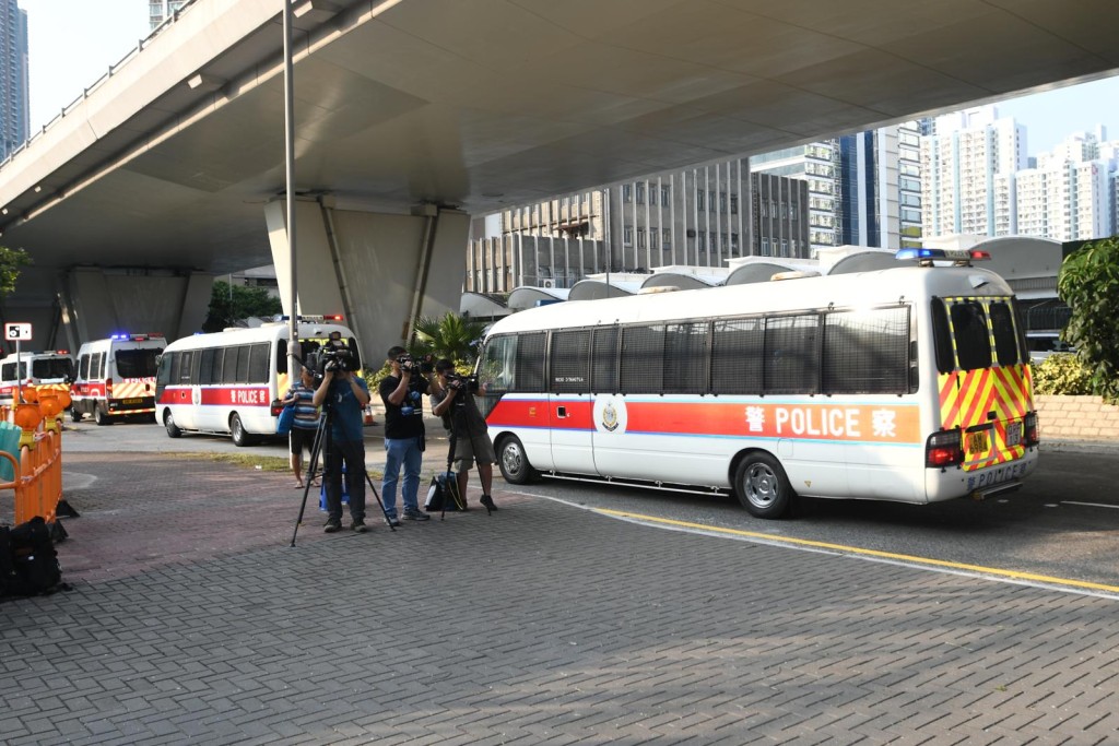 大批警員在外。
