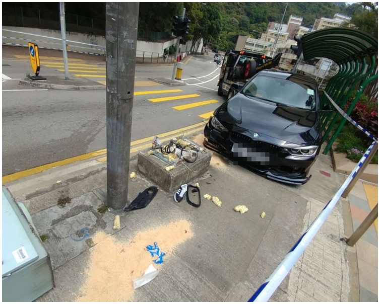 被告當日駕駛的寶馬車失控鏟上行人路。資料圖片
