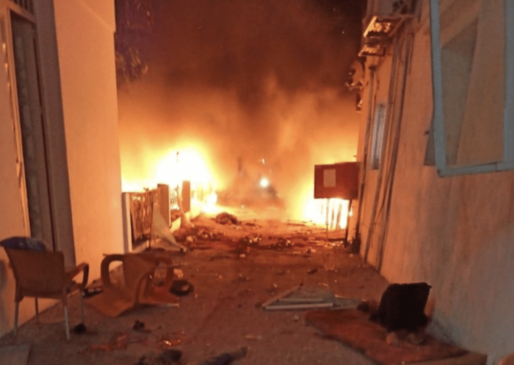 網上流傳醫院被轟炸後起火的照片。