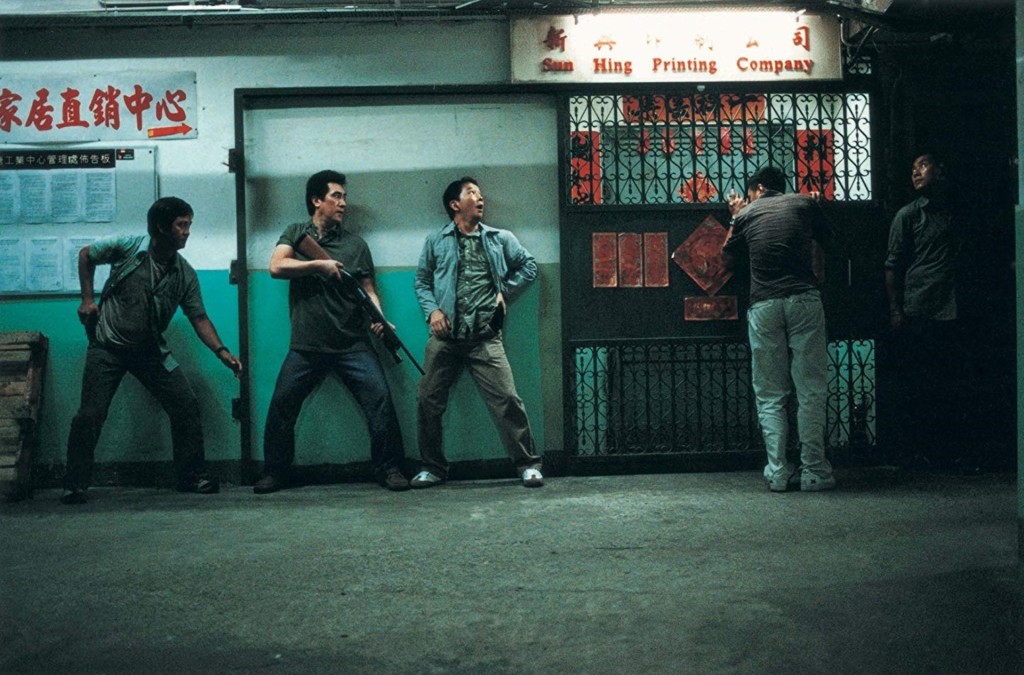 電影《門徒》中飾演海關阿頭的廖啟智曾帶員到場製毒工場起毒品拉人，行動中被毒販夾斷手。(電影劇照)