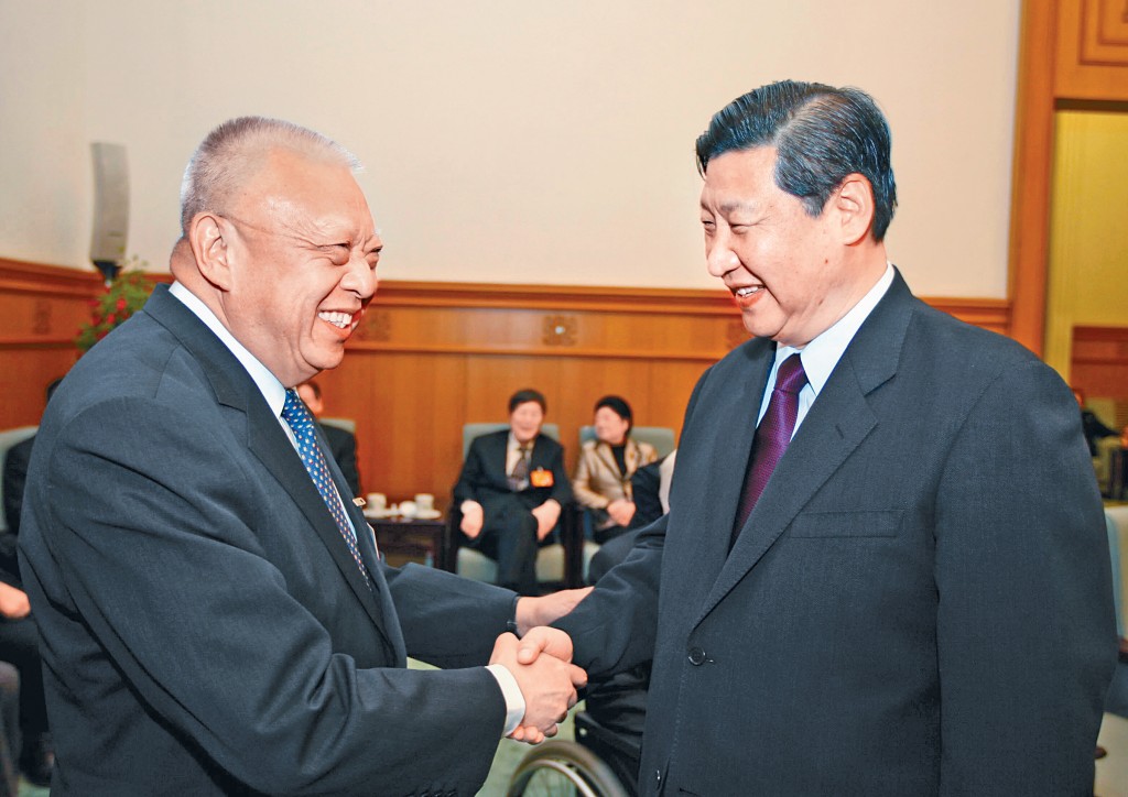 2008年3月全國政協十一屆一次會議在北京開幕。開幕前,習近平與董建華親切交談。 2008年3月全國政協十一屆一次會議在北京開幕。開幕前,習近平與董建華親切交談。
