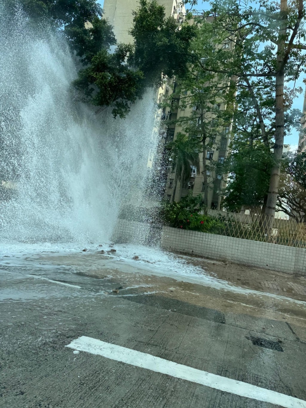 深水埗怡閣苑怡欣閣對開有鹹水管爆裂。網上圖片 深水埗怡閣苑怡欣閣對開有鹹水管爆裂。網上圖片