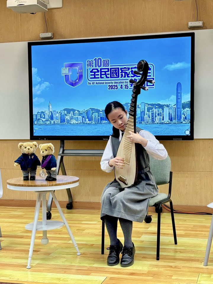 罗淑佩欣赏学生蓝天晴演奏琵琶名曲《彝族舞曲》。罗淑佩fb