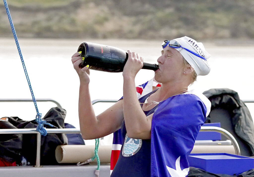 麥卡德爾飲酒慶祝。美聯社圖片