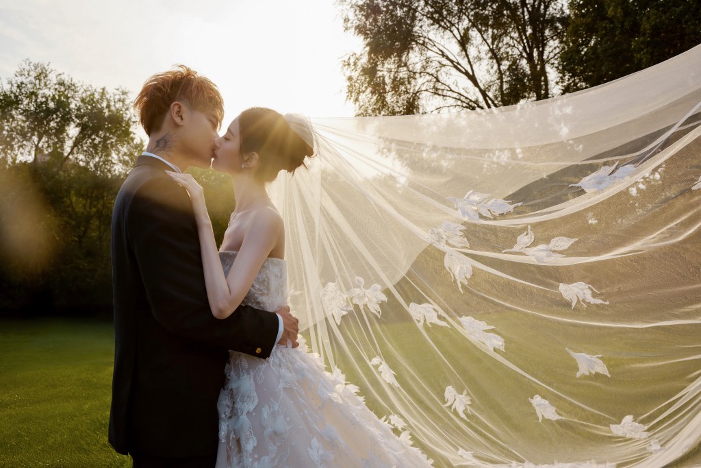 黃子韜與徐藝洋曝光婚照。