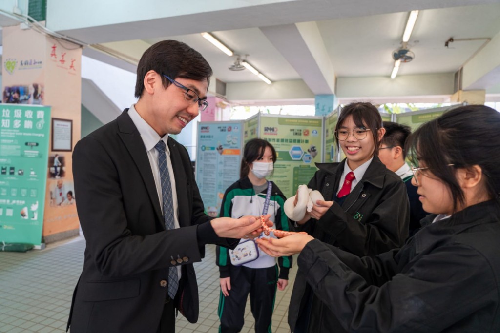 學生大使們除了輪流照顧盾臂龜的飲食之外，每逢小息、午息，他們更會帶領其他同學走近校園內的各種小動物，分享愛護動物的重要性。