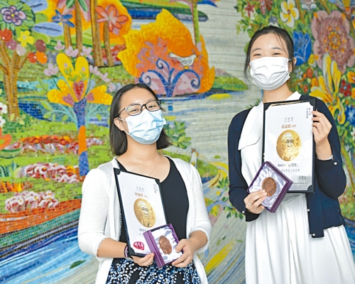 林蘊琪（左）期望可營造沒有歧視與偏見的校園環境，協助同路人走出疾病陰霾，活出精采人生。旁為另一得主袁嘉鎂。