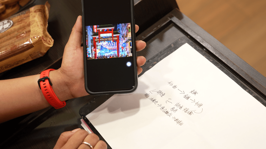 遇上旅客問路,Sarah亦會耐心指導前往目的地的交通方法,更會向對方推介地道景點,讓他們體會「港式人情味」。 遇上旅客問路,Sarah亦會耐心指導前往目的地的交通方法,更會向對方推介地道景點,讓他們體會「港式人情味」。