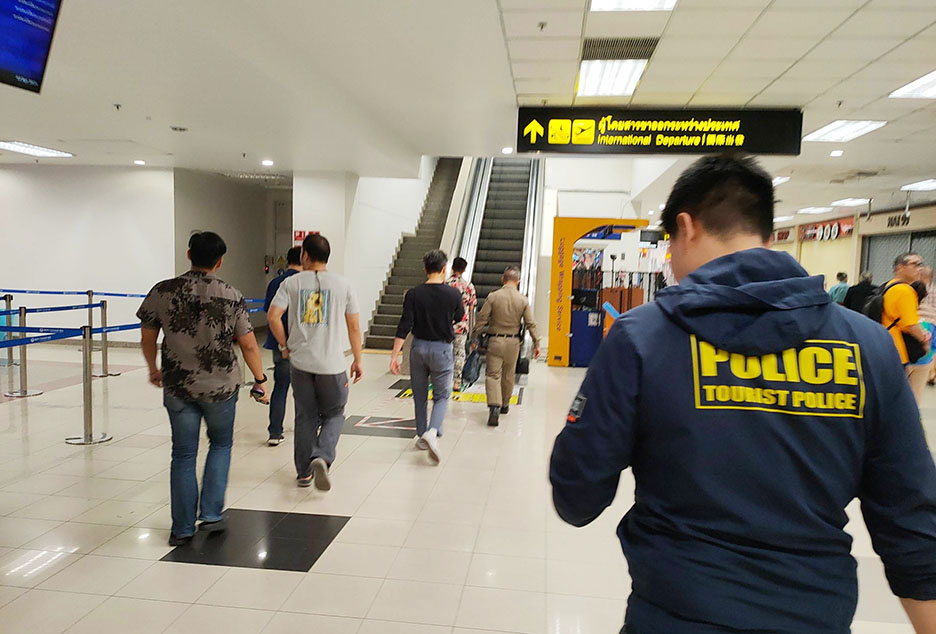 申姓男子（黑T恤）在清迈国际机场准备离开时被捕。
