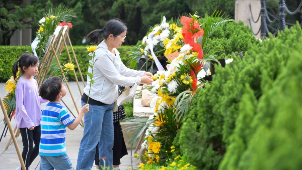 不少孝子賢孫於清明節拜祭祖先。中新社