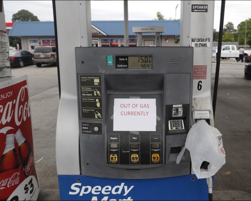 許多油站的汽油都已售清，導致汽油價格急升。AP圖片