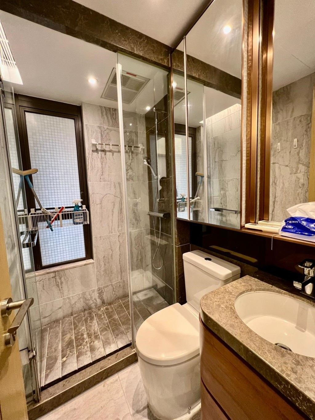 浴室新净华美，兼设大镜，方便住户梳洗和装身。