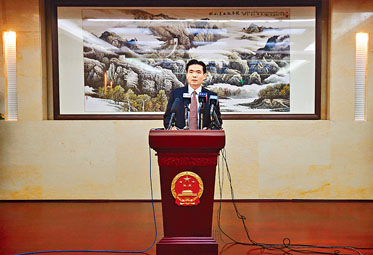 港澳办新闻发言人杨光在记者会宣读声明。