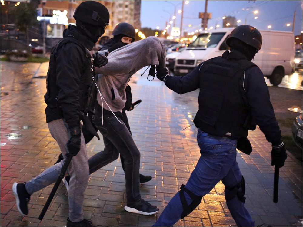 蒙面警員制服示威者,又施放震撼彈及催淚彈驅散群眾。AP圖片