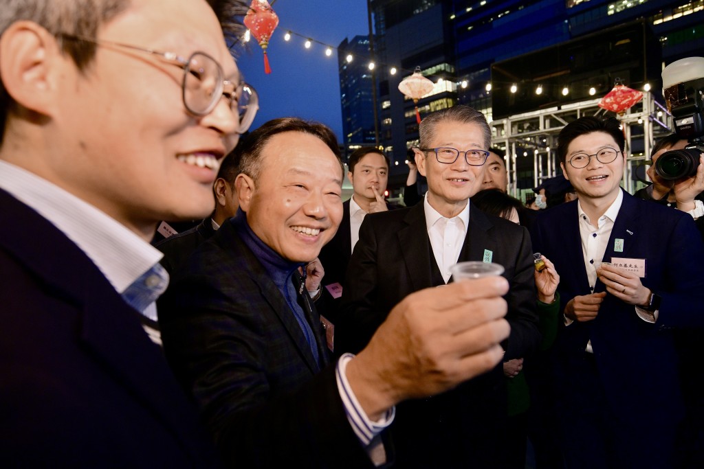 財政司司長陳茂波亦有到場試飲「藜麥南瓜小米露」。歐樂年攝