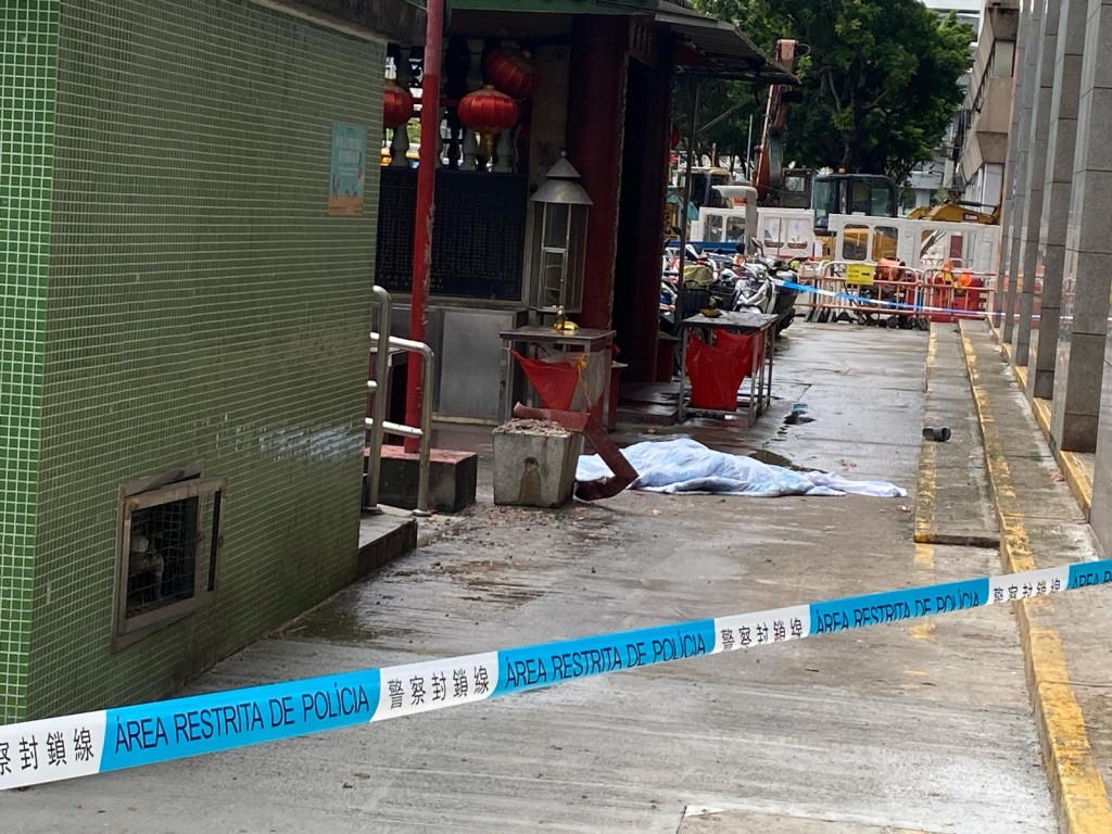 男子從高處墮下,當場死亡。 男子從高處墮下,當場死亡。