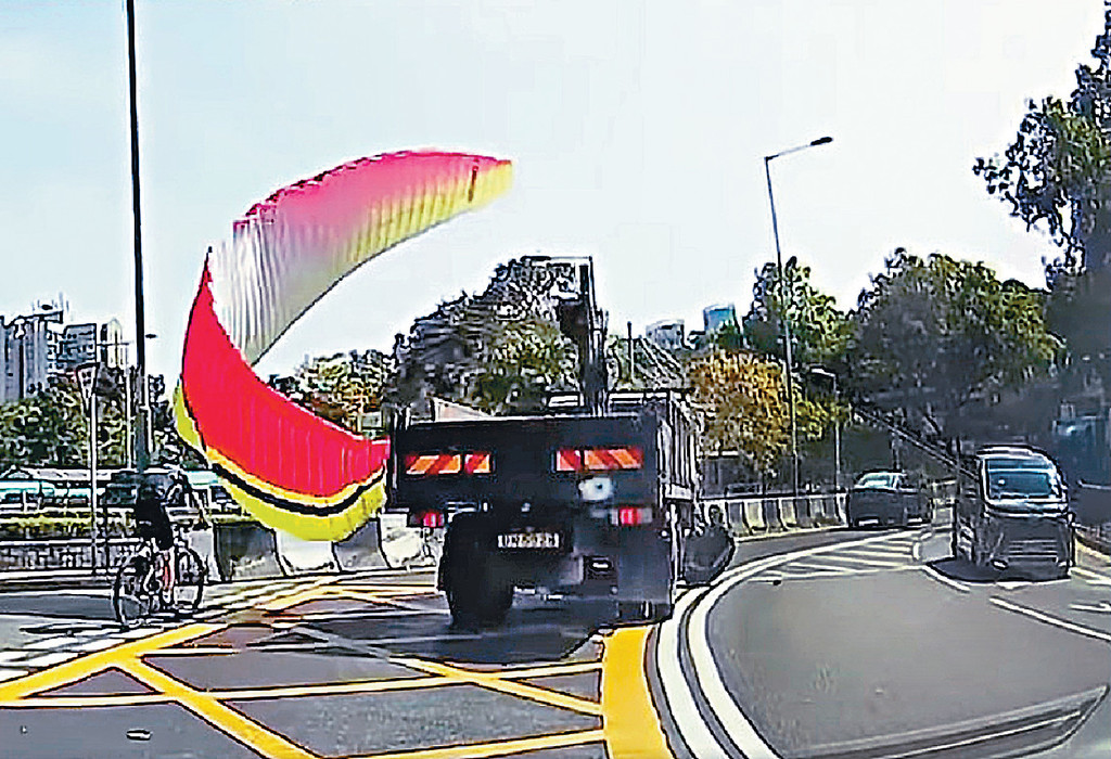 ■滑翔傘意外時有發生，西貢曾有滑翔傘偏離着陸點，險遭貨車撞死。