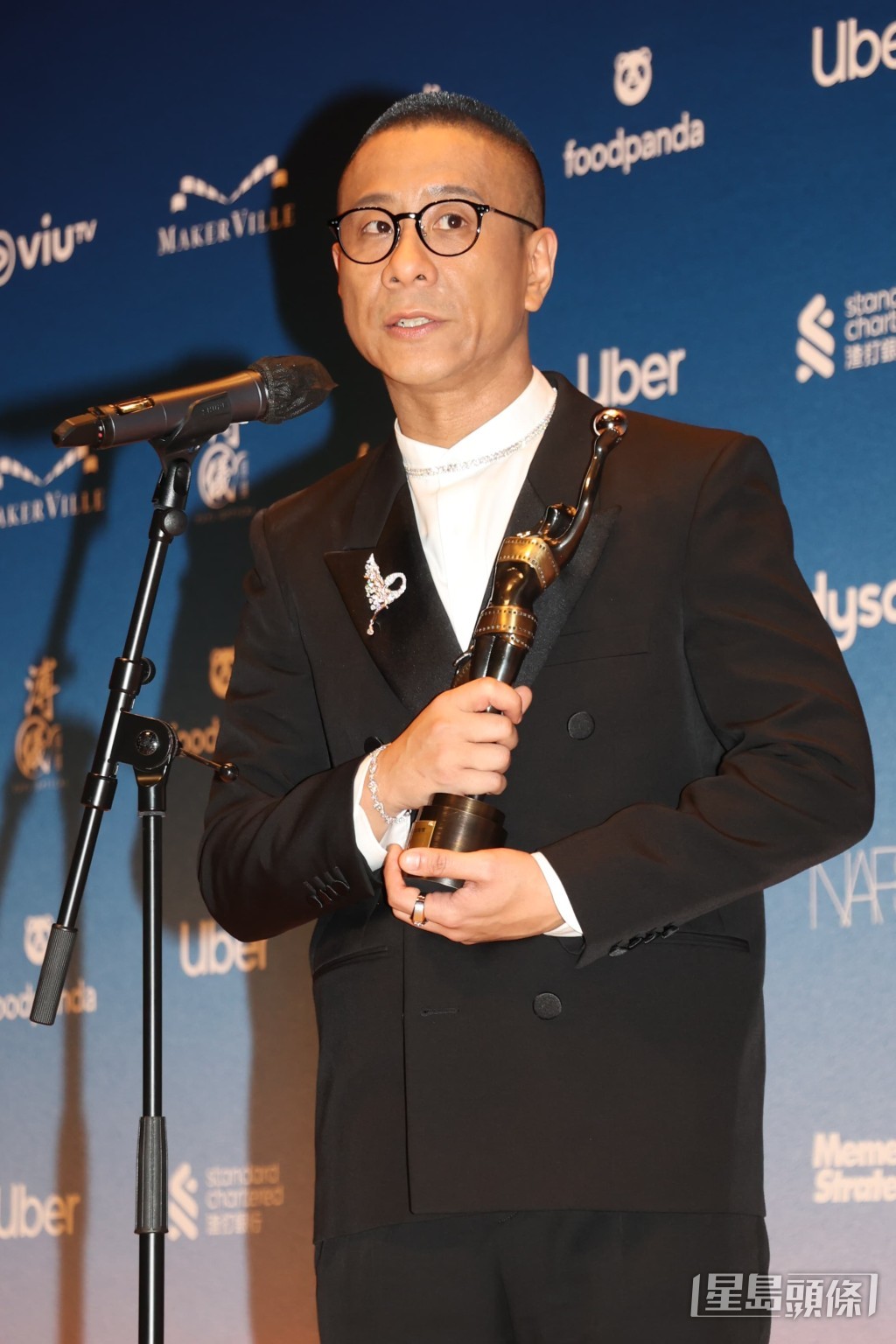 出爐金像男配朱栢康:「演員路不知流過幾多汗!」,佢攞獎都係穿白裇衫! 出爐金像男配朱栢康:「演員路不知流過幾多汗!」,佢攞獎都係穿白裇衫!