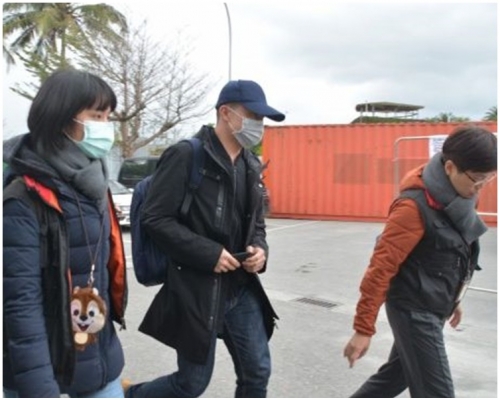家屬到殯儀館確認遺體後一臉哀傷地離開。