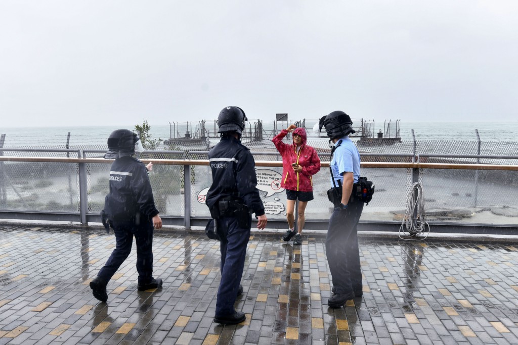 西環加多近街海旁有市民觀海,警方勸喻離開。 西環加多近街海旁有市民觀海,警方勸喻離開。