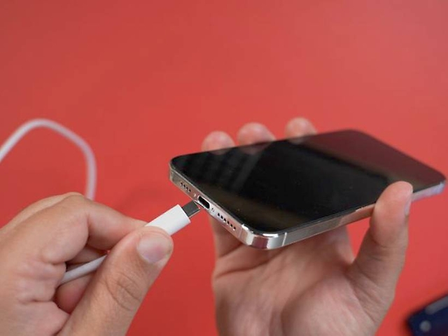 外媒報道指，iPhone 15的充電接口有機會把Lightning改成USB Type-C規格。 (圖源：MacRumors)