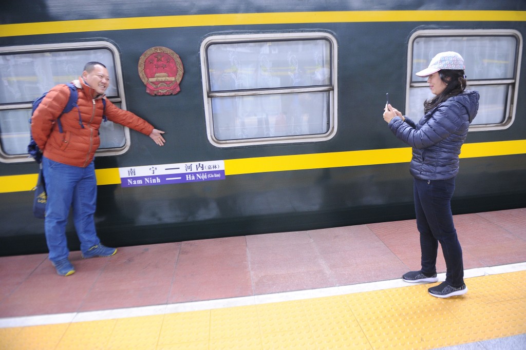 2019年1月1日,旅客在中越國際列車前拍照。中新社 2019年1月1日,旅客在中越國際列車前拍照。中新社