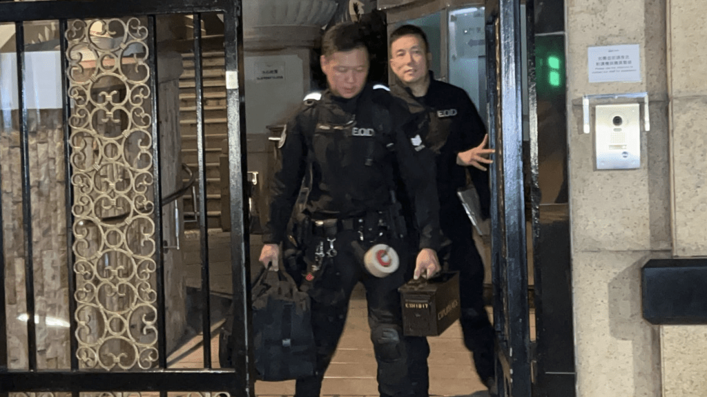 人員以鐵盒檢走煙彈調查。蔡楚輝攝 人員以鐵盒檢走煙彈調查。蔡楚輝攝