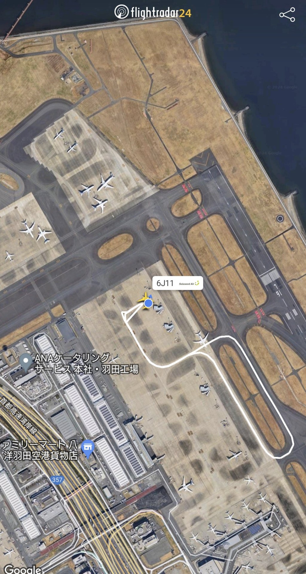 網上航班資訊顯示，飛機在跑道兜大圈折返停機坪，隨後重新新起飛。 flightradar24