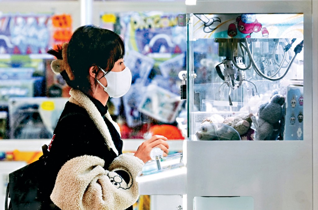 市面近年開設不少夾公仔機店舖，吸引大小朋友碰運氣。 