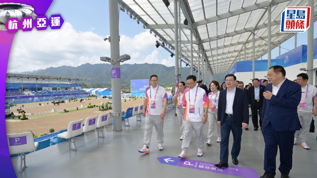 李家超訪桐廬馬術中心,觀看運動員訓練情況。政府新聞處