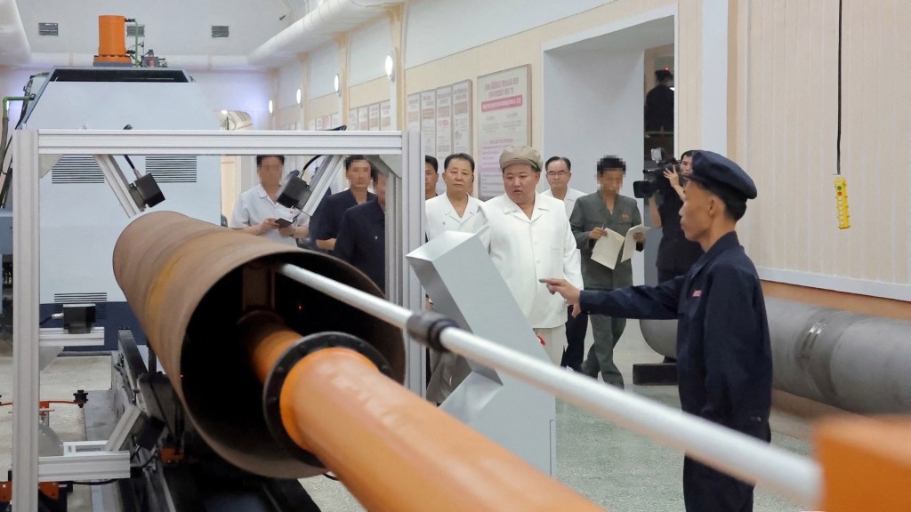 金正恩視察生產火箭發射器和炮彈等的生產線。 路透社