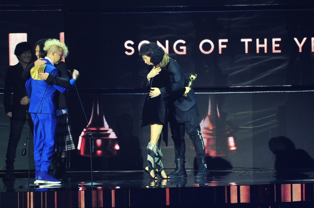 蔡依林從緋聞男友阿信手上領獎後熱情擁抱,令全場尖叫。