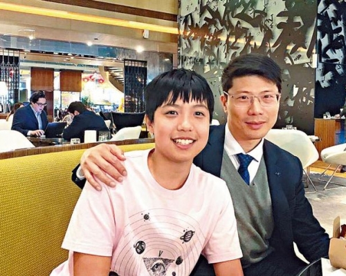 葉振延（左）去年以十四歲之齡跳級升讀理大，他曾就讀的唐乃勤初中書院，校長黃仲奇（右）認為，學校應對振延這類有能力學生加以支持，而非打擾。
