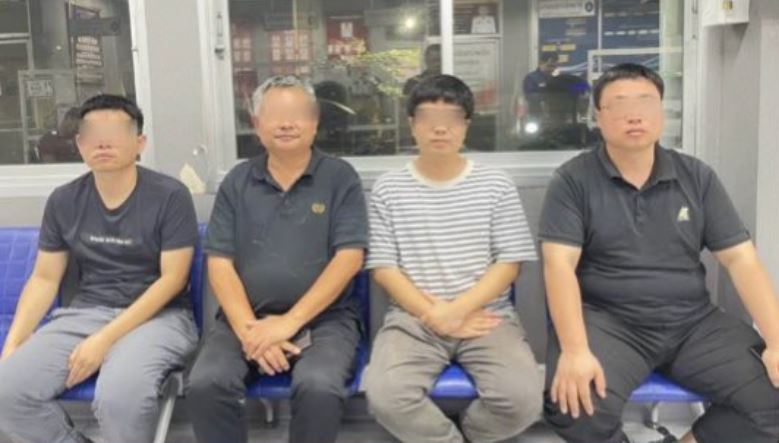 4名中國籍男子闖入曼谷倒塌大樓的限制區，偷走32份文件。Ｘ＠Skyboyz15