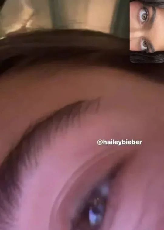 隨後Kylie Jenner更上傳了與Hailey Bieber的Facetime截圖，而相中兩人均Close-up眉毛，令人懷疑兩女暗寸Selena Gomez以致脫粉潮，二人IG一夜間暴跌百萬粉絲。