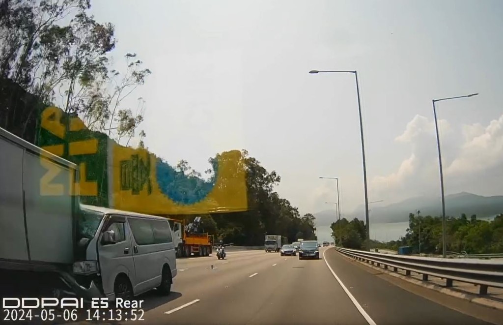 貨Van駛至近嘉龍村時，猛撼前方故障貨車。fb馬路的事（即時交通資訊台）影片截圖