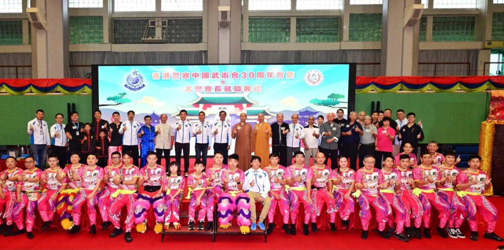 一眾主禮嘉賓與泉州少林寺武僧團、本地武術門派代表及香港警察中國武術會醒獅隊成員合照。 一眾主禮嘉賓與泉州少林寺武僧團、本地武術門派代表及香港警察中國武術會醒獅隊成員合照。