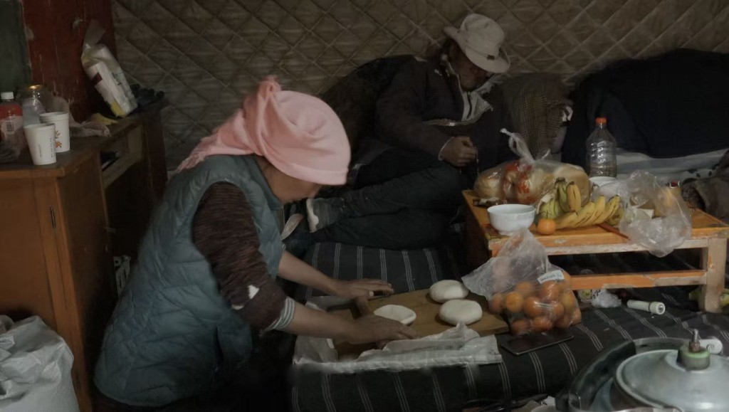 纪录片《谁的餐桌，谁的牧场》探讨青海牧民在低价进口肉冲击下的困境。受访者提供