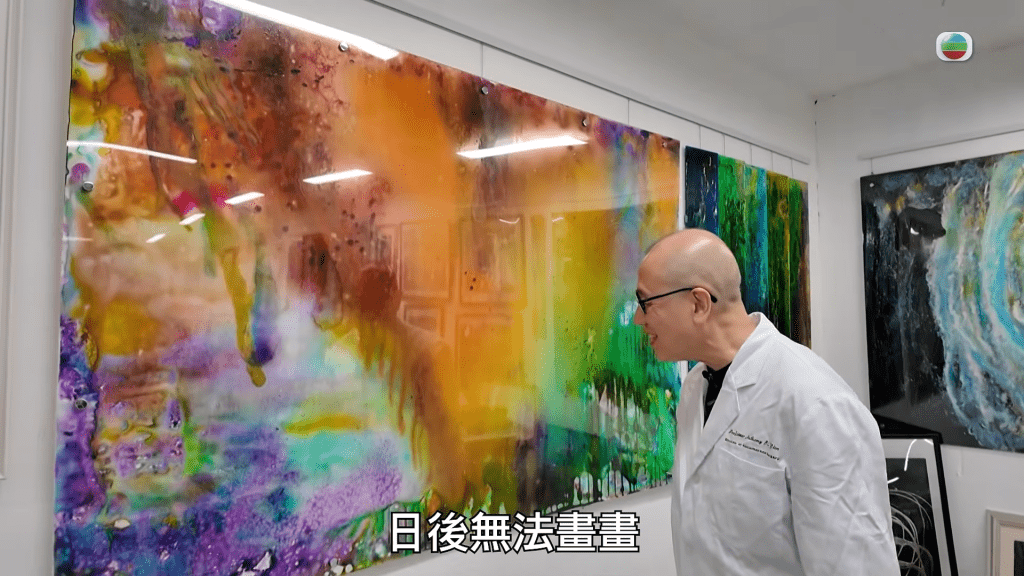 他喜欢画画,因为天生对颜色运用和空间有特别感觉。小时候想过做画家,但与家人商量后决定读医,兜了个圈,反而重拾画笔。他由早画到晚、废寝忘餐,作品多到开过几次画展。 他喜欢画画,因为天生对颜色运用和空间有特别感觉。小时候想过做画家,但与家人商量后决定读医,兜了个圈,反而重拾画笔。他由早画到晚、废寝忘餐,作品多到开过几次画展。