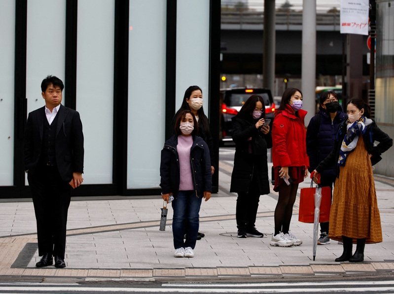 東京街頭多數人戴上口罩。路透社