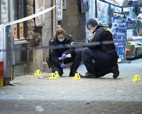 瑞典馬爾默一個廣場發生槍擊案,一名15歲少年中槍身亡,另一名中槍少年危殆。AP