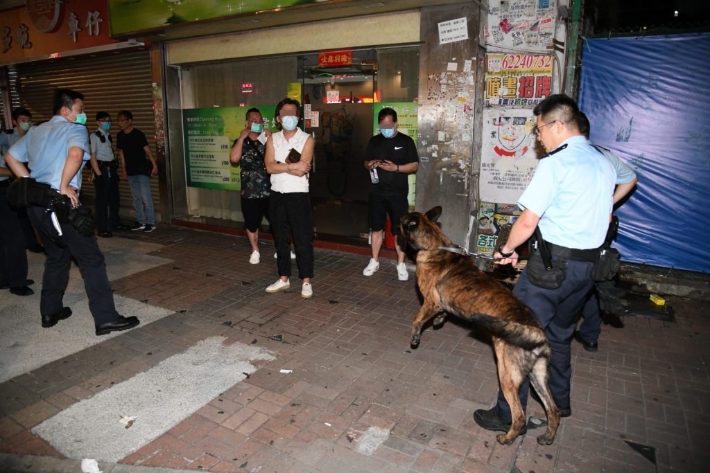 警方帶同警犬同場。丁志雄攝