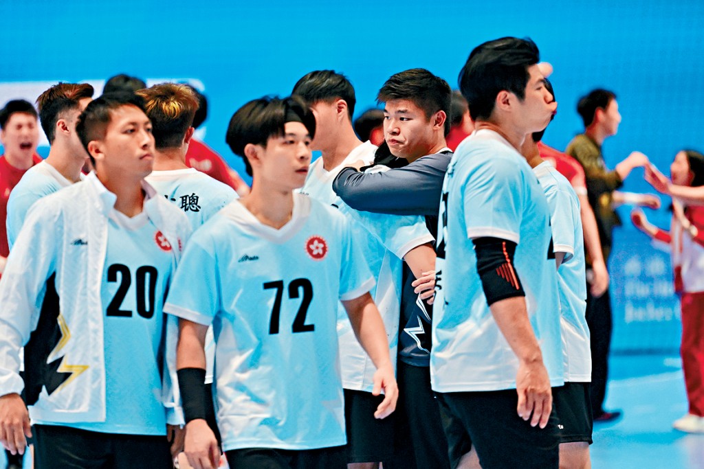 港队有15名球员为全运而辞职或停薪留职。