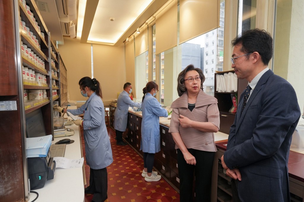 公務員事務局局長楊何蓓茵與局內兩位年輕政務主任到訪於1931年建成的雷生春。楊何蓓茵FB圖片