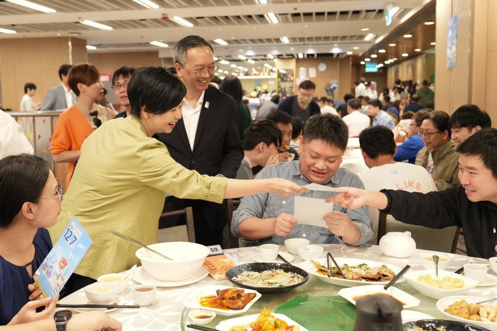 何永賢到到餐廳向大家派單張,鼓勵房署職員留意與自己相關的參選人。何永賢FB圖片 何永賢到到餐廳向大家派單張,鼓勵房署職員留意與自己相關的參選人。何永賢FB圖片