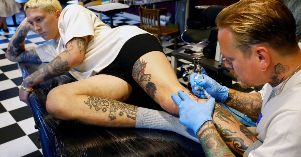 荷兰纹身师为客人纹身。路透社 